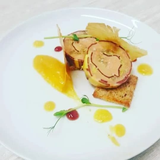 Ballotine de volaille, pommes et jus réduit