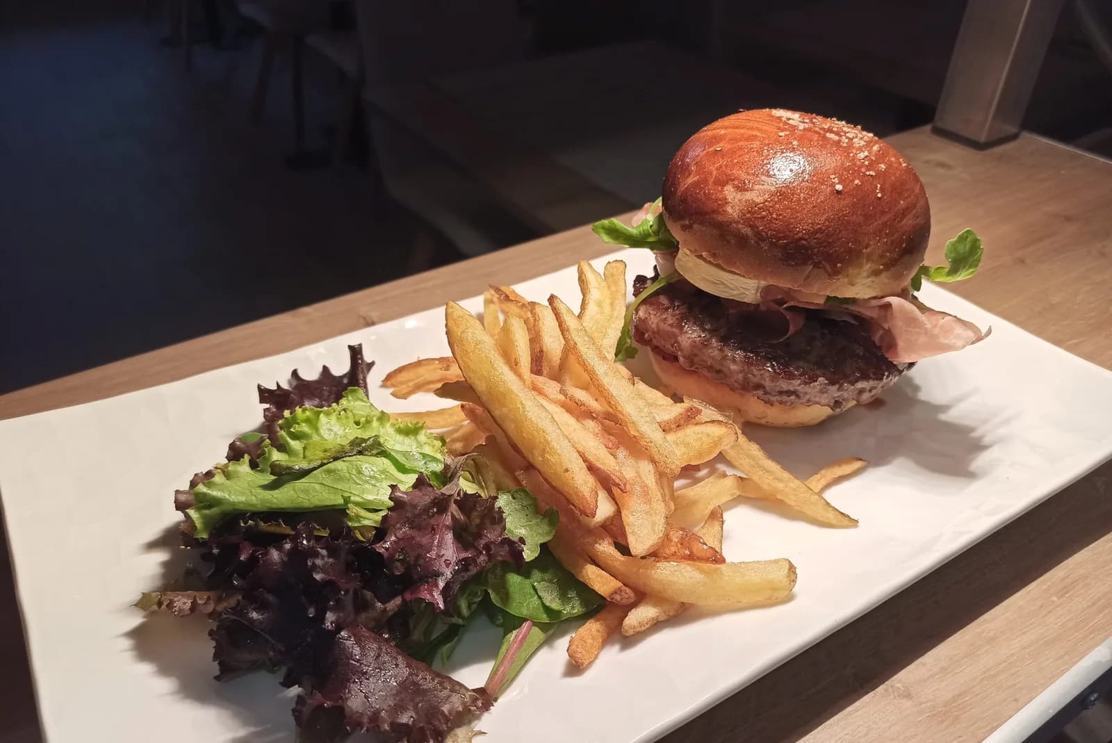 Burger du moment, frites maison et salade