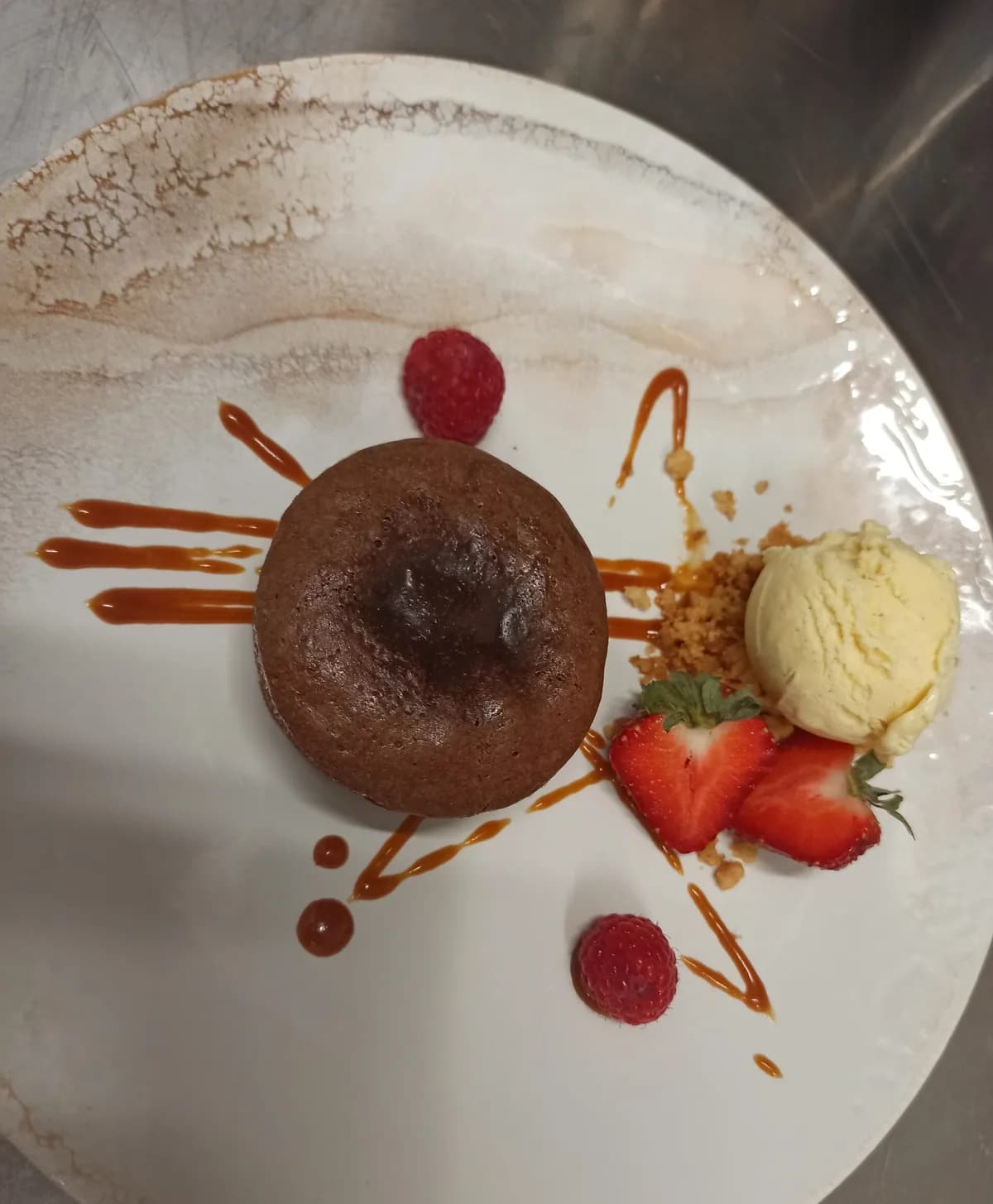 Moelleux au chocolat, glace vanille et fraises