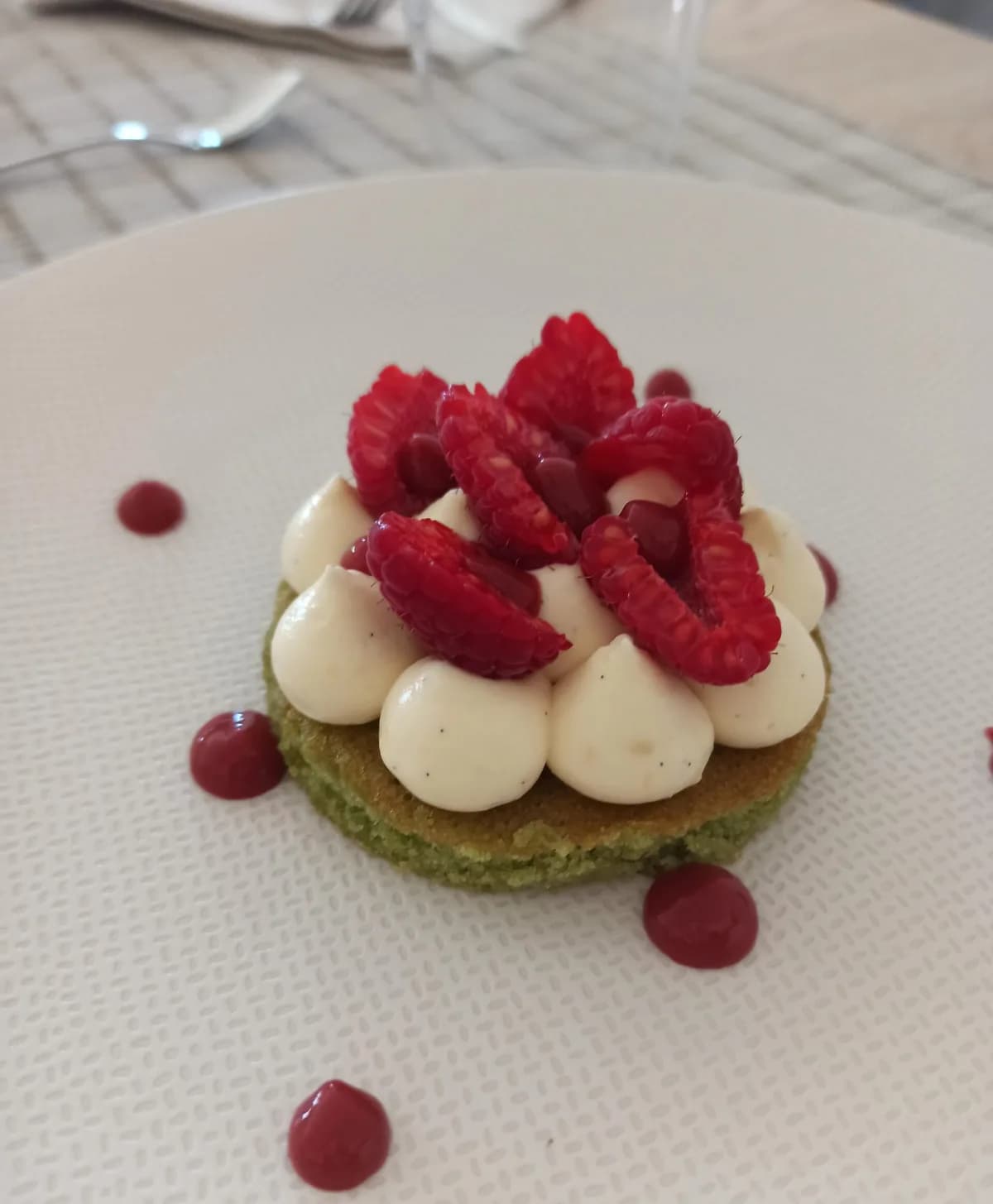Tartelette pistache, crème vanille et framboises fraîches