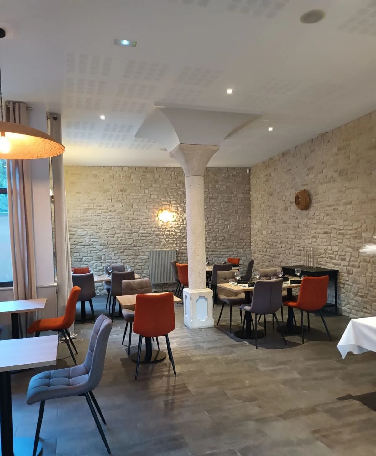 Salle de restaurant, pierres apparentes et colonne