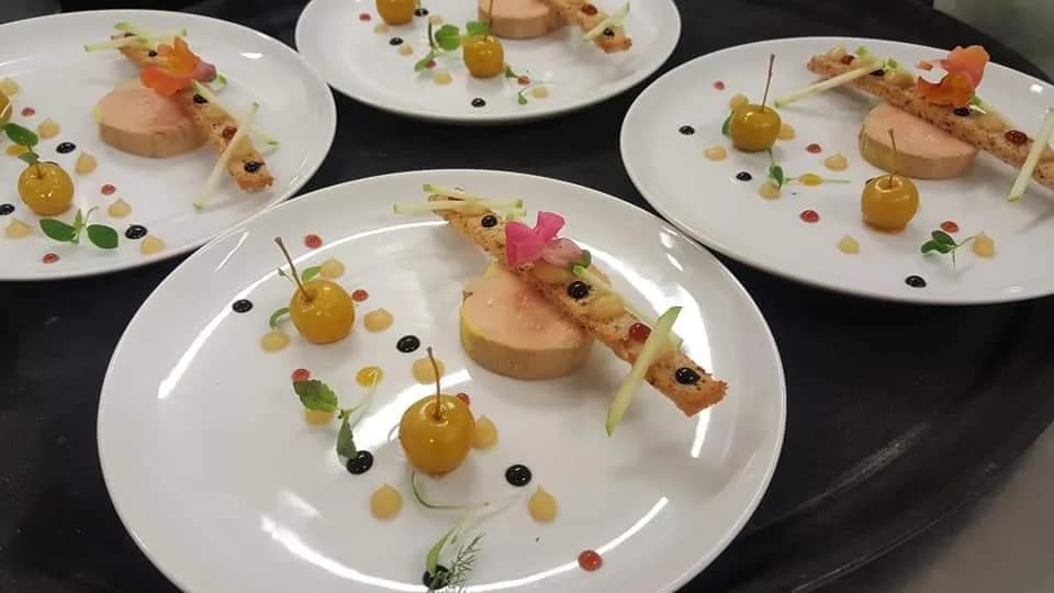 Assiettes de foie gras dressées pour un service