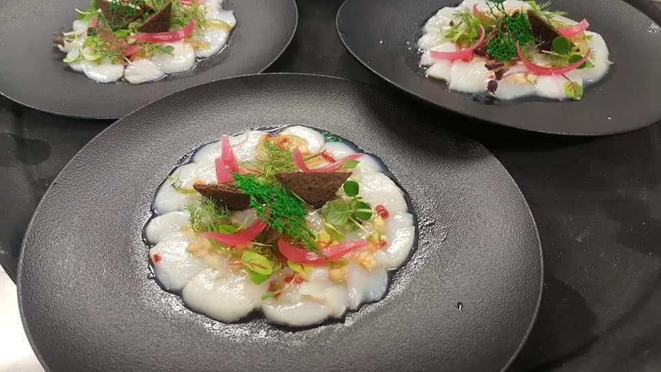 Carpaccio de Saint-Jacques dressé par le Chef