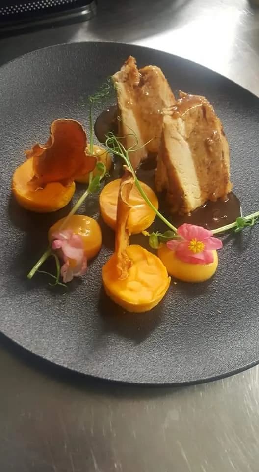 Volaille rôtie et kumquats, dressage signature du Chef